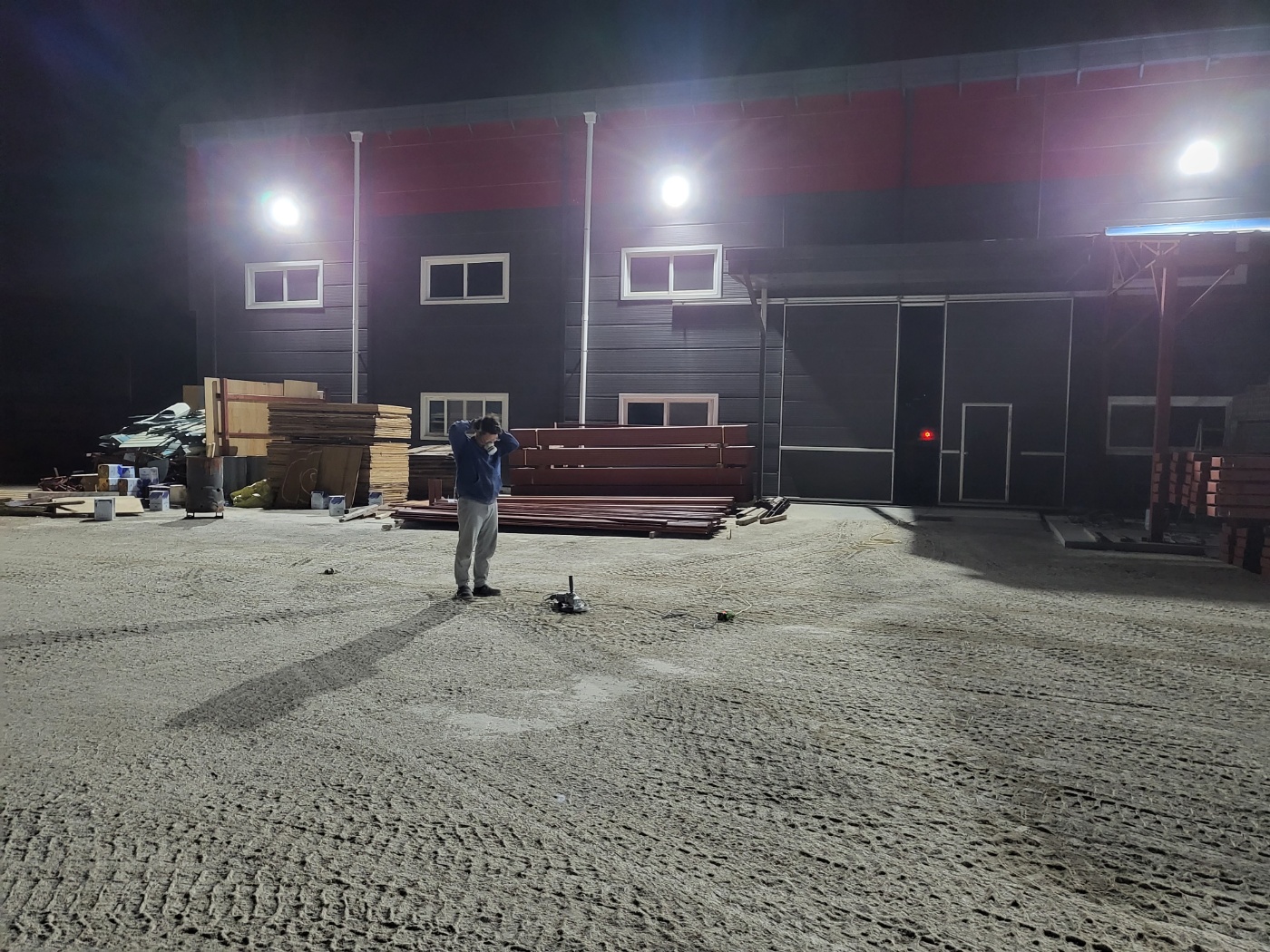 현장에서 공사 작업이 진행 중인 모습입니다. (것을, 몰랐다) · 자연광이 어우러져 콘크리트의 고급스러운 질감이 드러납니다.