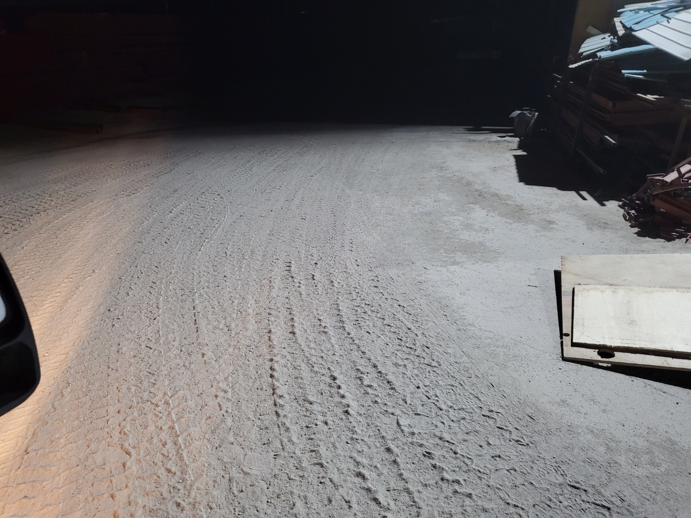 현장에서 공사 작업이 진행 중인 모습입니다. (신중하게, 소개) · 자연광이 어우러져 콘크리트의 고급스러운 질감이 드러납니다.