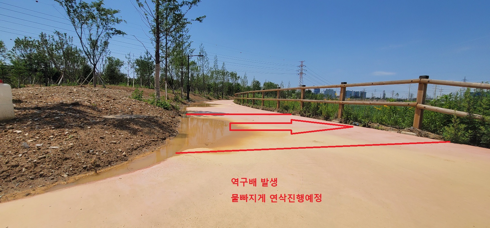 현장에서 공사 작업이 진행 중인 모습입니다. (콘크리트, 면갈이로) · 자연광이 어우러져 콘크리트의 고급스러운 질감이 드러납니다.