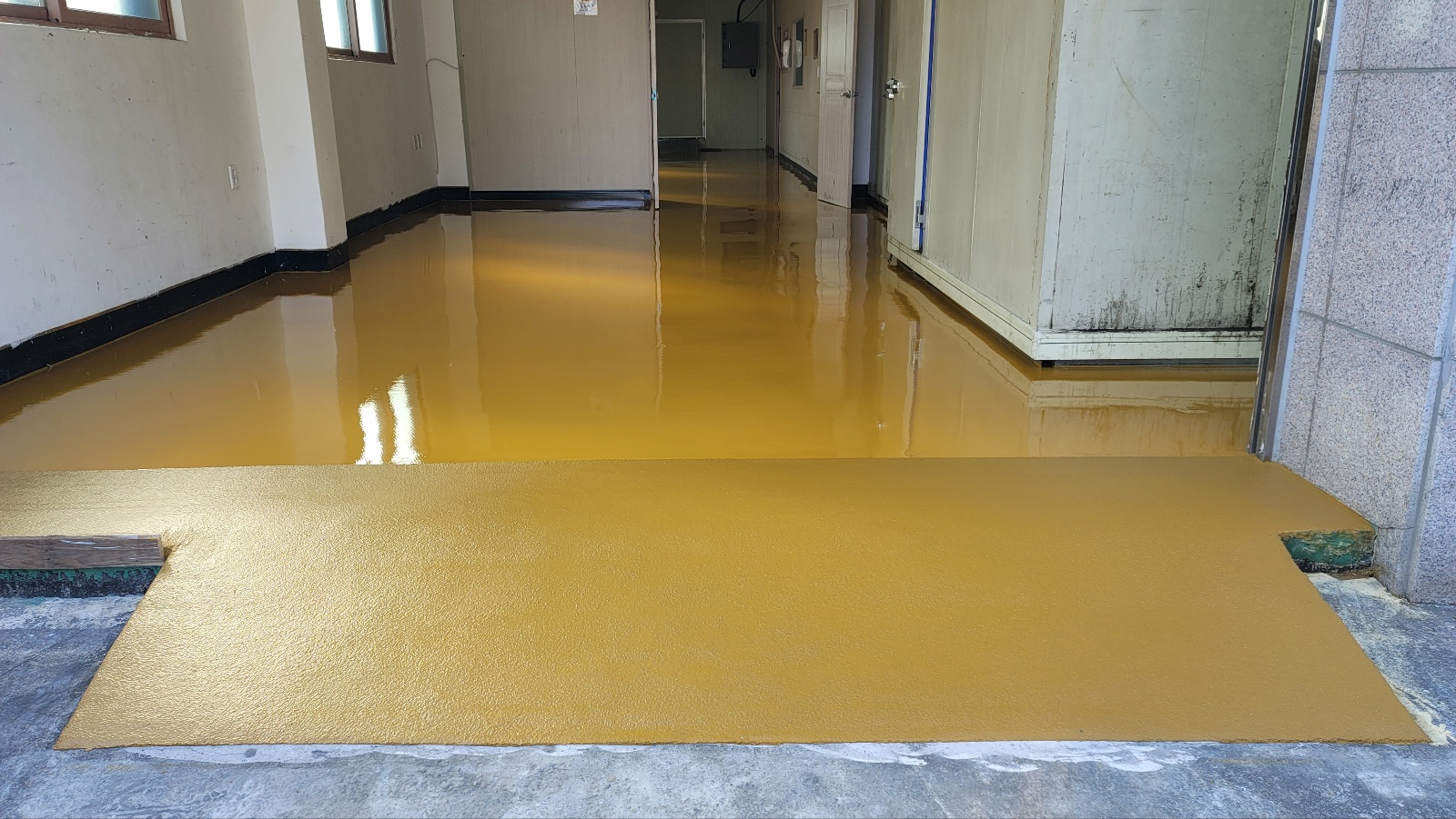 공사 공사의 섬세한 마무리가 인상적인 현장 현장입니다. (콘크리트, 솔루션을) · 현장의 분위기를 그대로 담아낸 장면입니다.