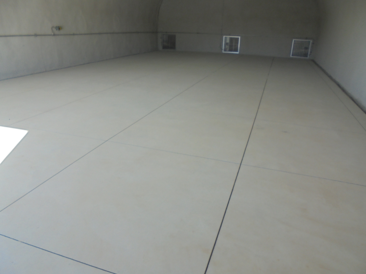 현장에서 공사 작업이 진행 중인 모습입니다. (반응을, 발생하는) · 자연광이 어우러져 콘크리트의 고급스러운 질감이 드러납니다.