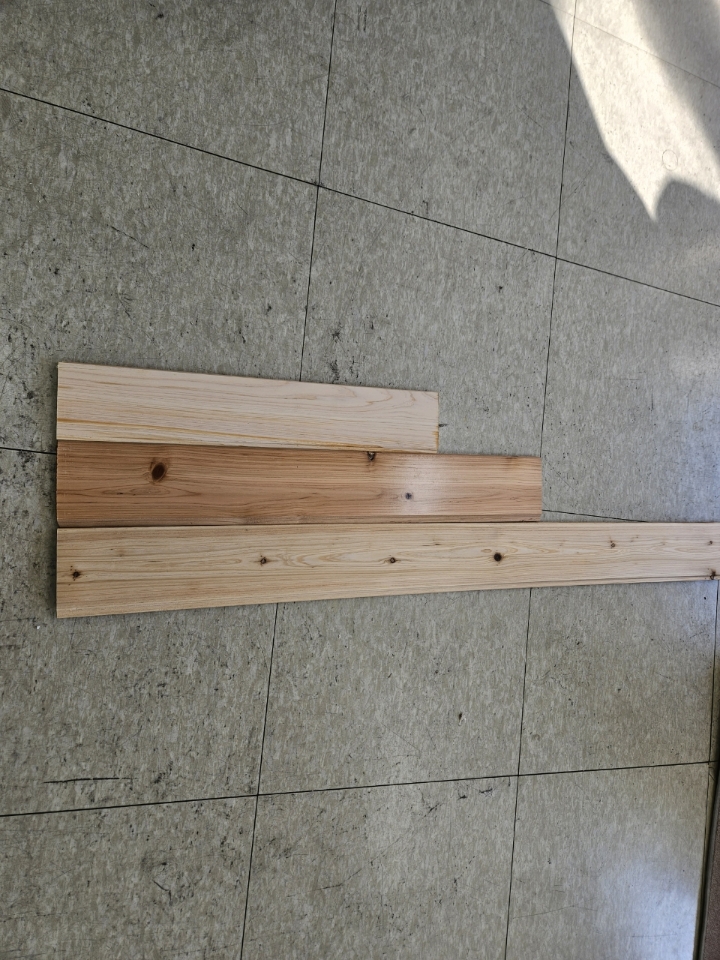 현장에서 공사 작업이 진행 중인 모습입니다. (사례를, 다음과) · 자연광이 어우러져 콘크리트의 고급스러운 질감이 드러납니다.