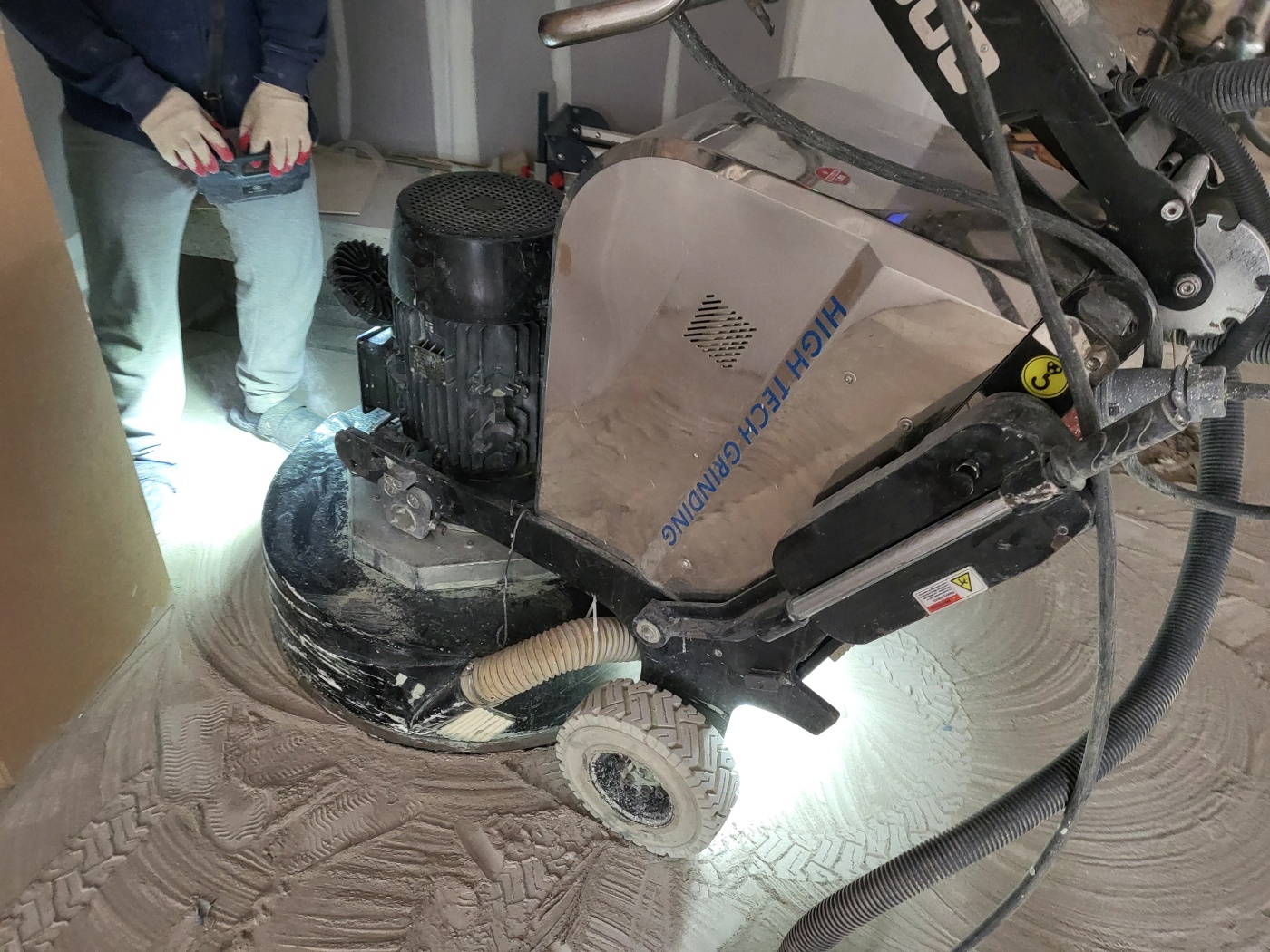 현장에서 공사 작업이 진행 중인 모습입니다. (아름다움을, 비용을) · 자연광이 어우러져 콘크리트의 고급스러운 질감이 드러납니다.