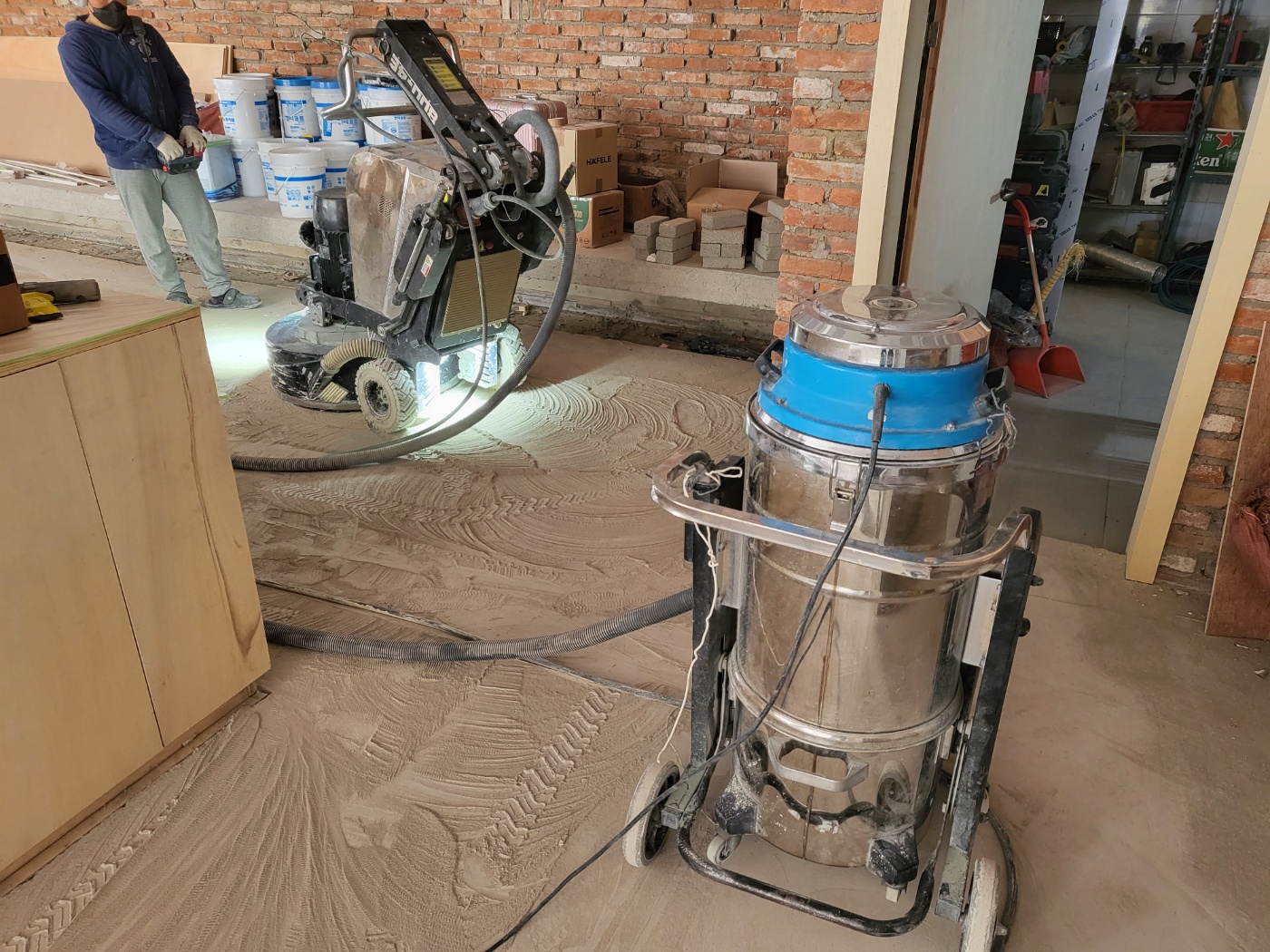 현장에서 공사 작업이 진행 중인 모습입니다. (남양주, 만듭니다) · 자연광이 어우러져 콘크리트의 고급스러운 질감이 드러납니다.