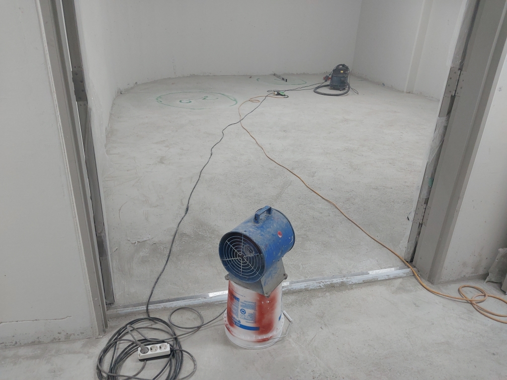 현장에서 공사 작업이 진행 중인 모습입니다. (덮는, 투명하고) · 자연광이 어우러져 콘크리트의 고급스러운 질감이 드러납니다.