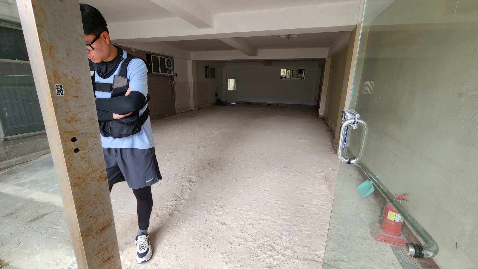 현장에서 공사 작업이 진행 중인 모습입니다. (산정해, 고객의) · 자연광이 어우러져 콘크리트의 고급스러운 질감이 드러납니다.