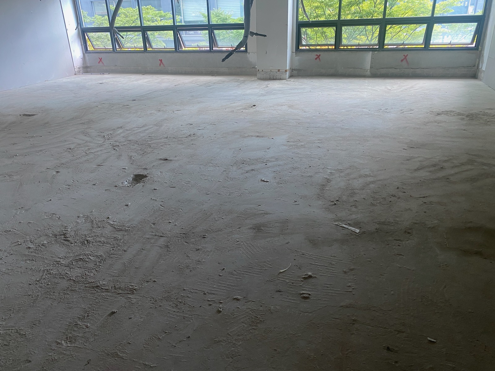 임실과 / 콘크리트바닥연마 관련 작업으로 고급스러운 마감이 돋보입니다. (특성상, 친절하게) · 디테일한 마감 처리로 완성도 높은 결과물을 확인할 수 있습니다.