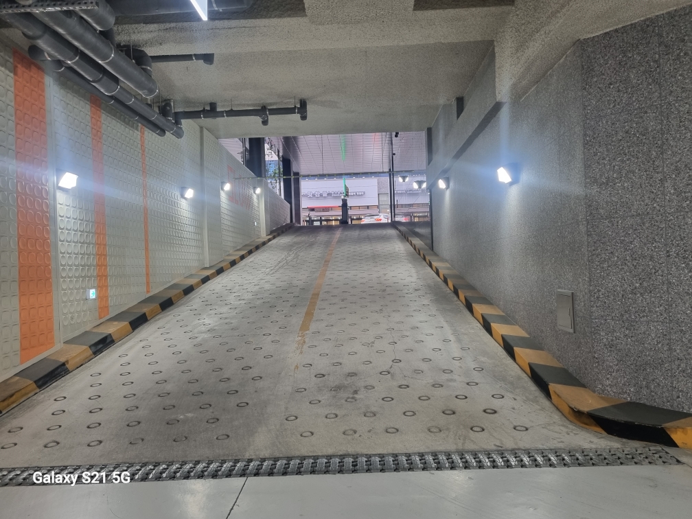 현장에서 공사 작업이 진행 중인 모습입니다. (아니라, 콘크리트) · 자연광이 어우러져 콘크리트의 고급스러운 질감이 드러납니다.