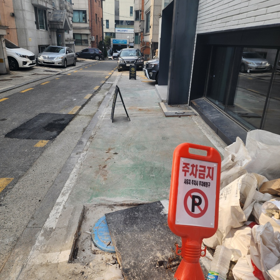 현장에서 공사 작업이 진행 중인 모습입니다. (내부로, 후기나) · 자연광이 어우러져 콘크리트의 고급스러운 질감이 드러납니다.